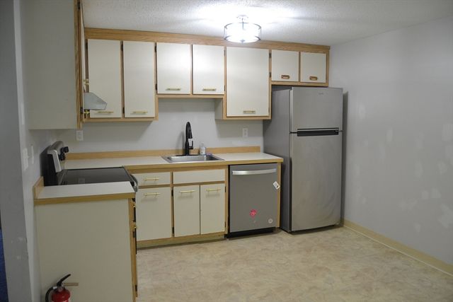 1820 Skyline Dr 18, Lowell, MA 01854