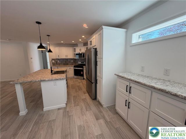 425 Upper Pmhe North Drive, East Stroudsburg, PA 18302