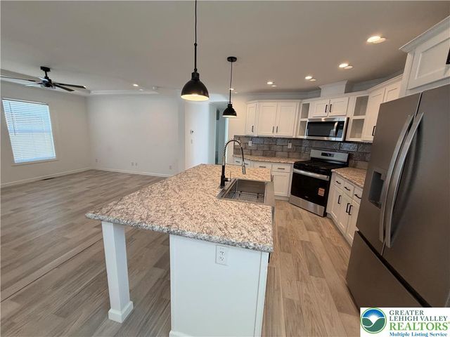 425 Upper Pmhe North Drive, East Stroudsburg, PA 18302