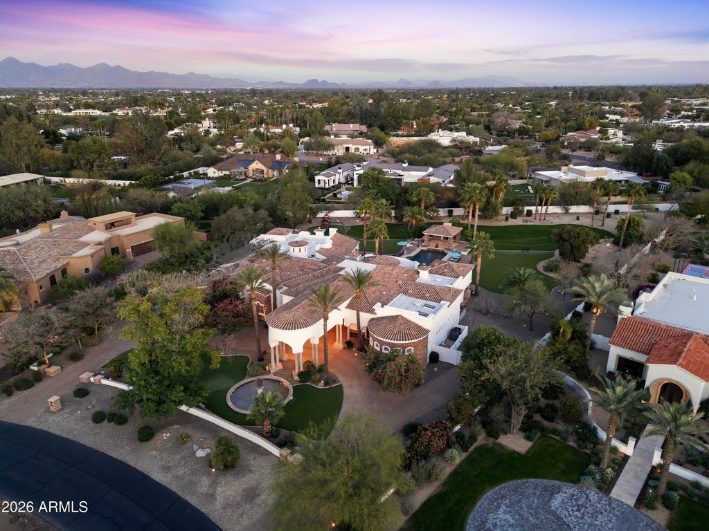 Image 5 of property listing at 9071 N 53rd Place, Paradise Valley, AZ 85253