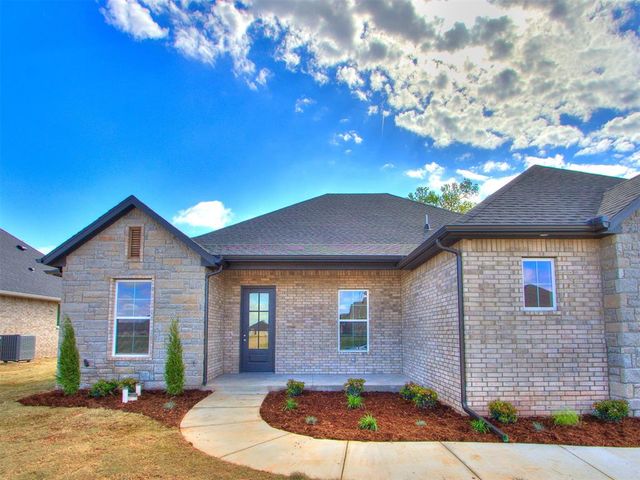 516 S Freedom Drive, Mustang, OK 73064