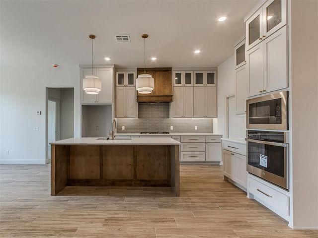 516 S Freedom Drive, Mustang, OK 73064