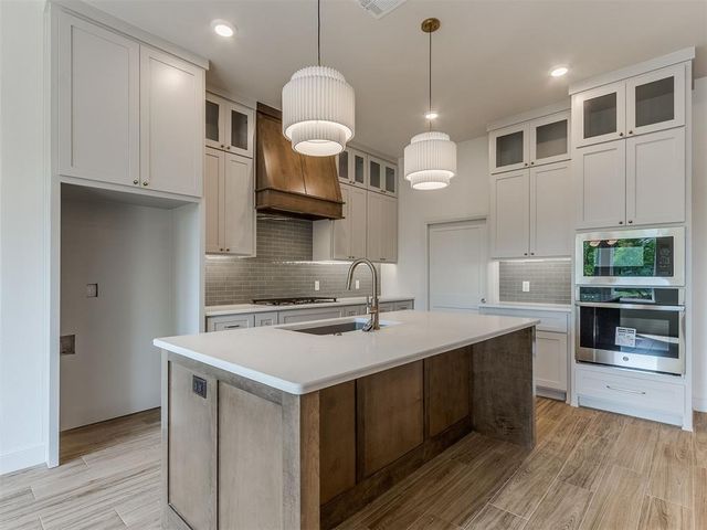 516 S Freedom Drive, Mustang, OK 73064