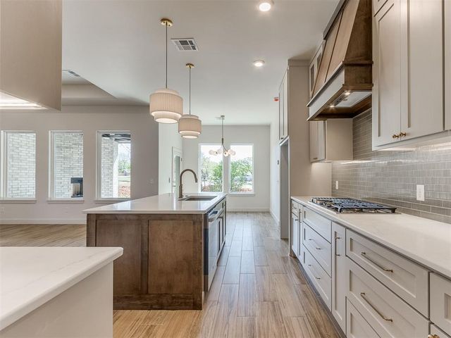 516 S Freedom Drive, Mustang, OK 73064