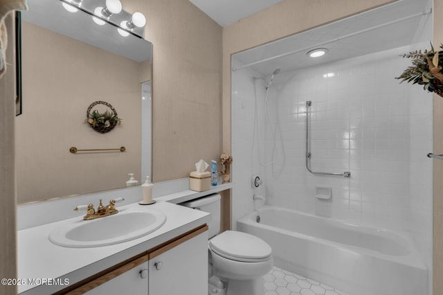 10 Bolton Court, Toms River, NJ 08757