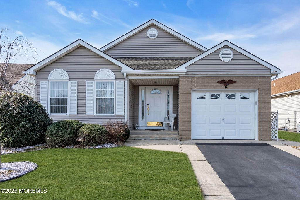 10 Bolton Court, Toms River, NJ 08757