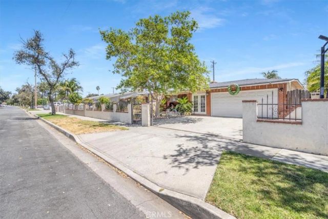 1401 S Joane Way, Santa Ana, CA 92704