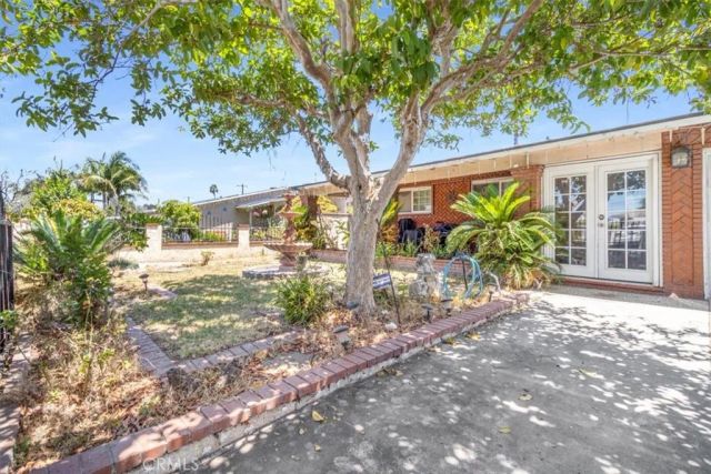 1401 S Joane Way, Santa Ana, CA 92704