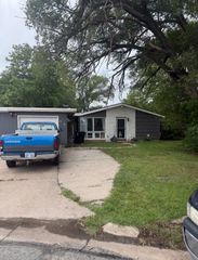 1412 Fairway Ave, Salina, KS 67401