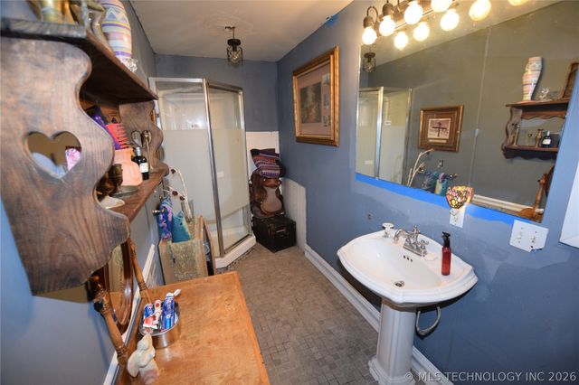 1 W Pine Street, Stilwell, OK 74960
