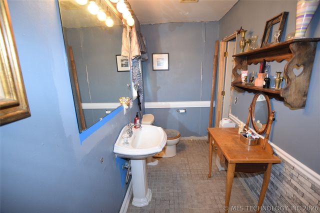 1 W Pine Street, Stilwell, OK 74960