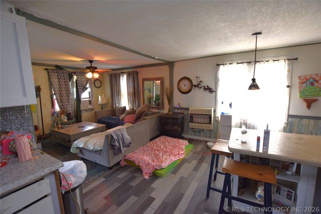 1 W Pine Street, Stilwell, OK 74960