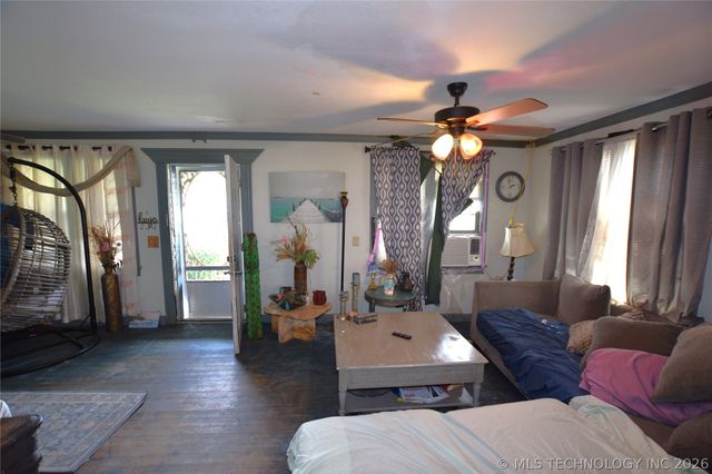 1 W Pine Street, Stilwell, OK 74960