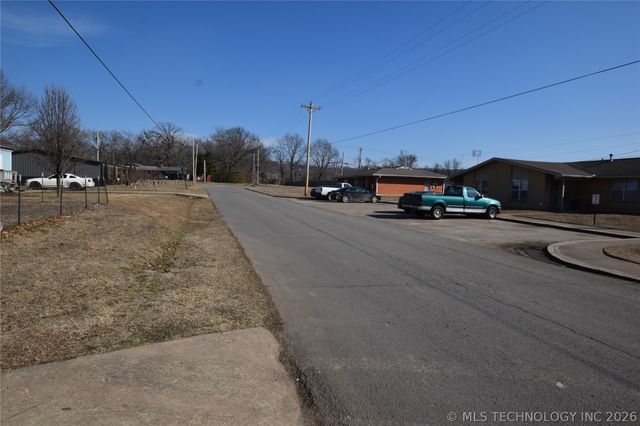 1 W Pine Street, Stilwell, OK 74960