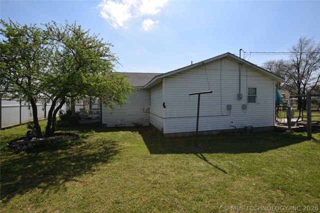 1 W Pine Street, Stilwell, OK 74960