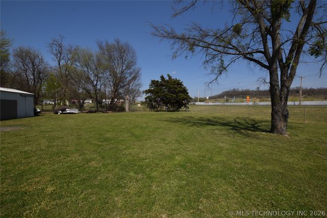 1 W Pine Street, Stilwell, OK 74960