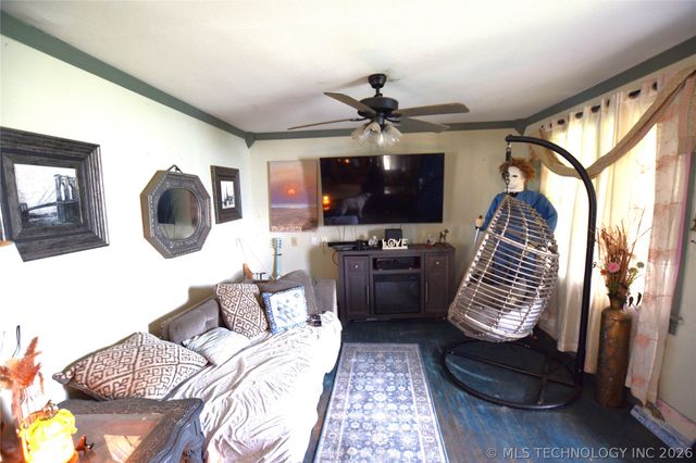 1 W Pine Street, Stilwell, OK 74960