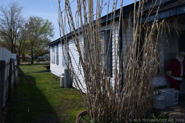 1 W Pine Street, Stilwell, OK 74960