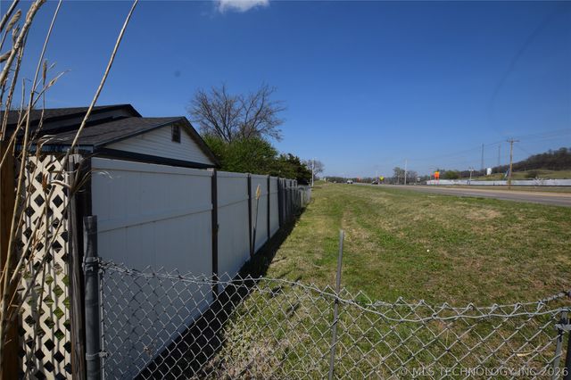 1 W Pine Street, Stilwell, OK 74960