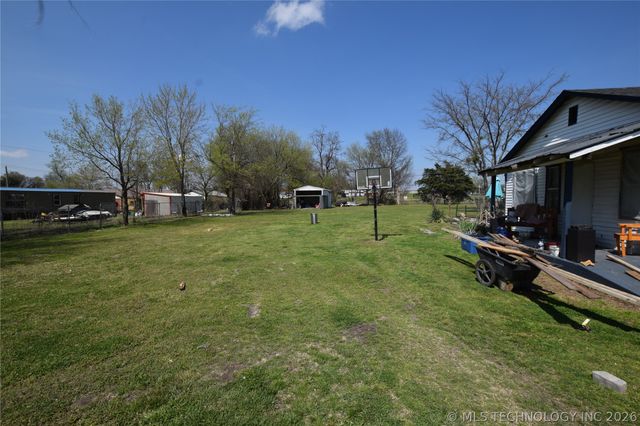 1 W Pine Street, Stilwell, OK 74960