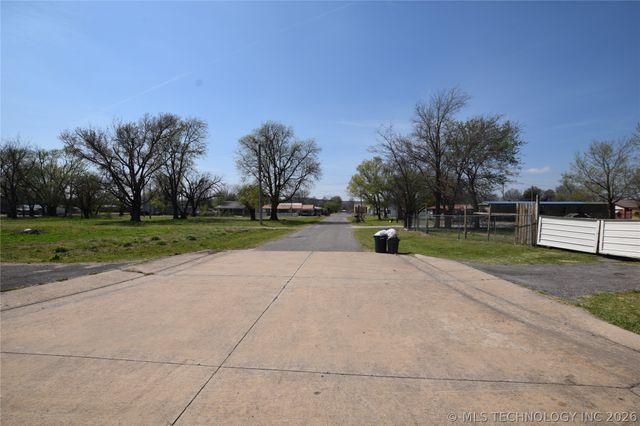 1 W Pine Street, Stilwell, OK 74960