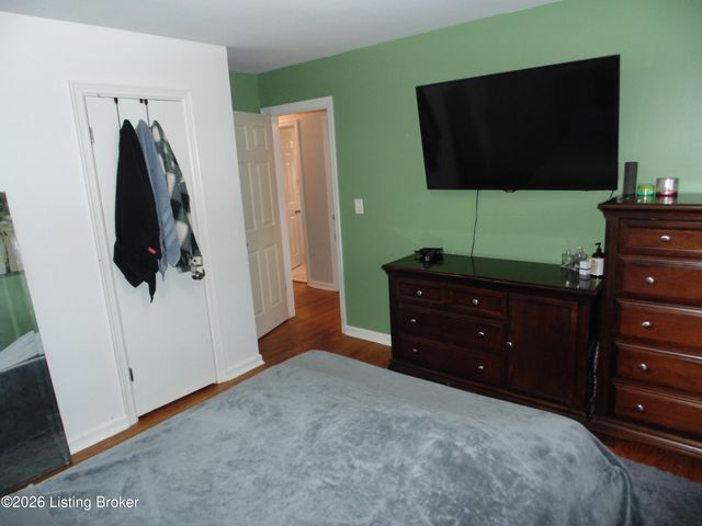 1104 Lone Oak Ave, Louisville, KY 40219