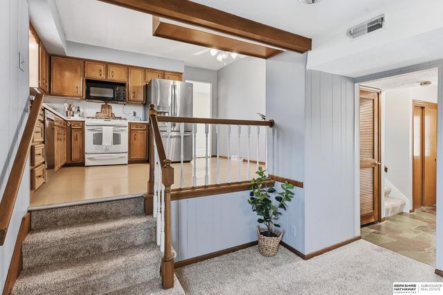 9472 Weir Street, Omaha, NE 68127