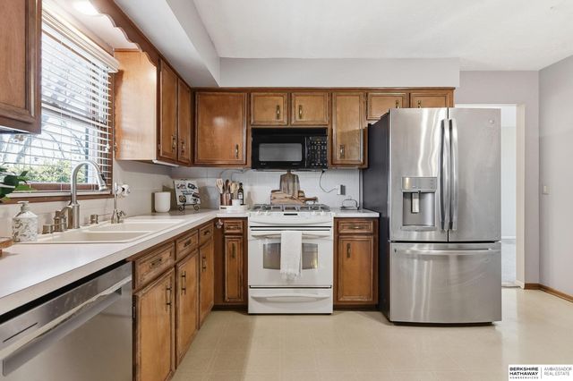 9472 Weir Street, Omaha, NE 68127