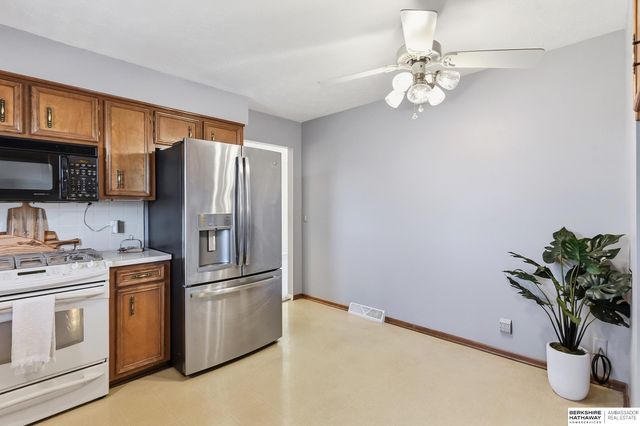 9472 Weir Street, Omaha, NE 68127