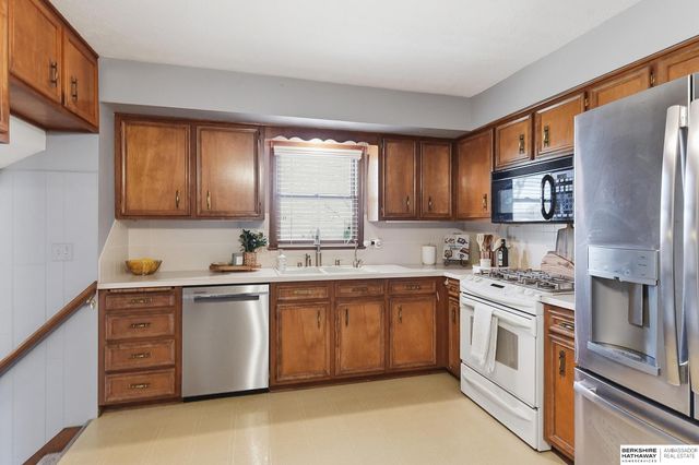 9472 Weir Street, Omaha, NE 68127