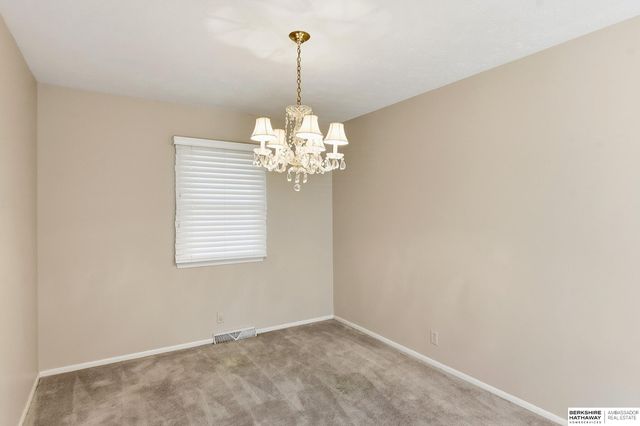 9472 Weir Street, Omaha, NE 68127