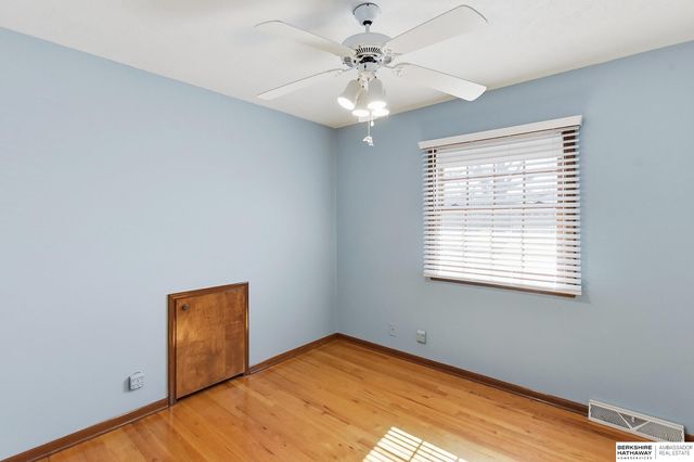 9472 Weir Street, Omaha, NE 68127