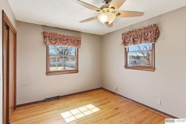 9472 Weir Street, Omaha, NE 68127