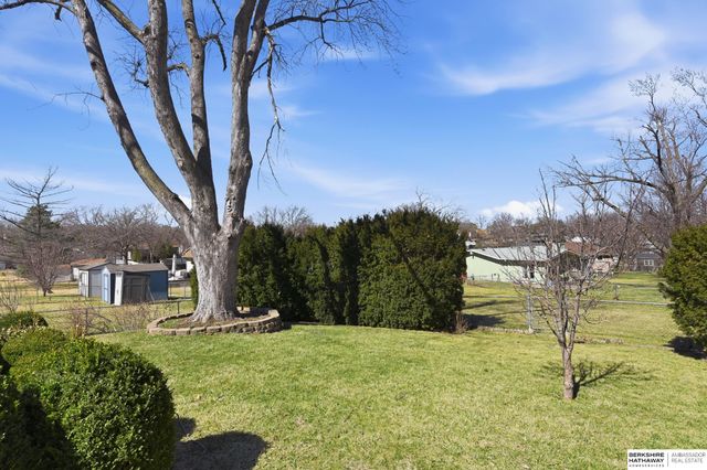 9472 Weir Street, Omaha, NE 68127