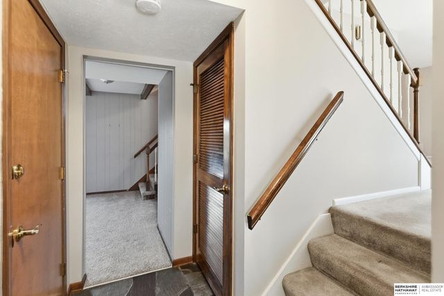 9472 Weir Street, Omaha, NE 68127