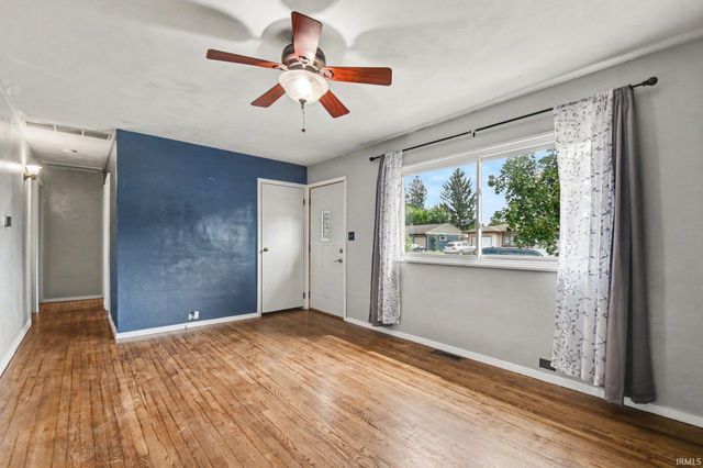 5015 Bloomfield Place, South Bend, IN 46619