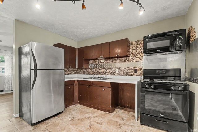 5015 Bloomfield Place, South Bend, IN 46619