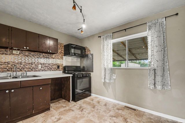 5015 Bloomfield Place, South Bend, IN 46619
