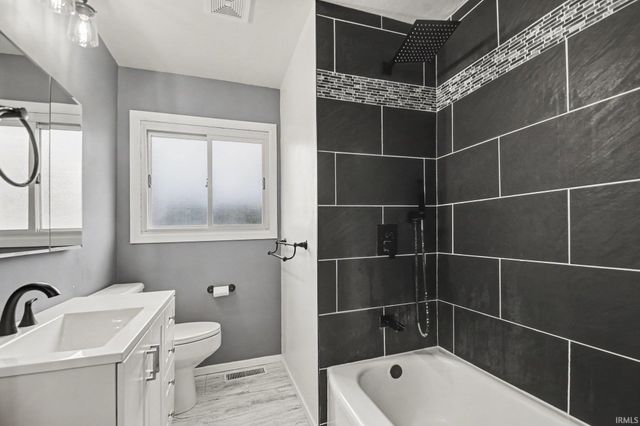 5015 Bloomfield Place, South Bend, IN 46619