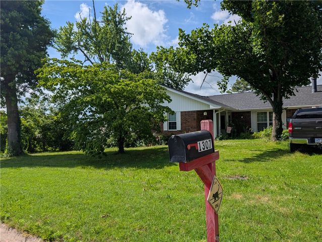 1307 Pine Street, Rogers, AR 72758