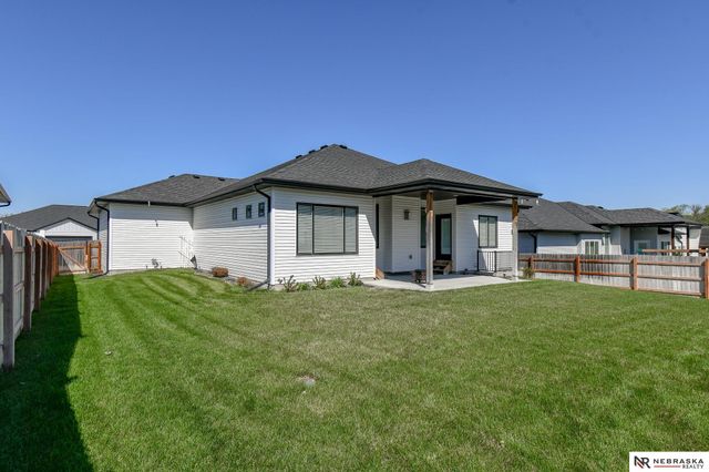 1010 N 104 Street, Lincoln, NE 68527