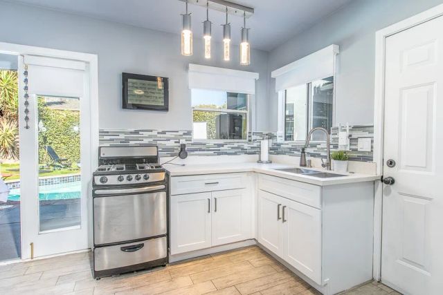 1207 Greenacre Avenue, West Hollywood, CA 90046