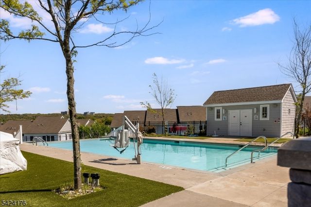 125 Sequoia Dr, Cedar Grove Twp., NJ 07009