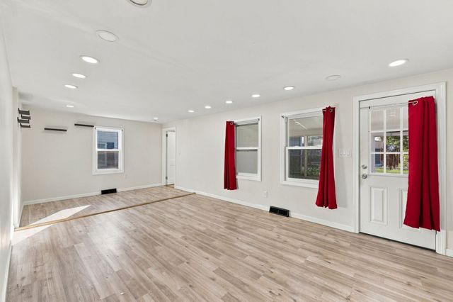 196 Clarendon Ave, Chicopee, MA 01013