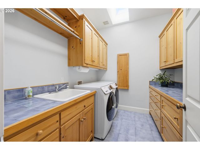 743 CLUB Way, Eugene, OR 97401