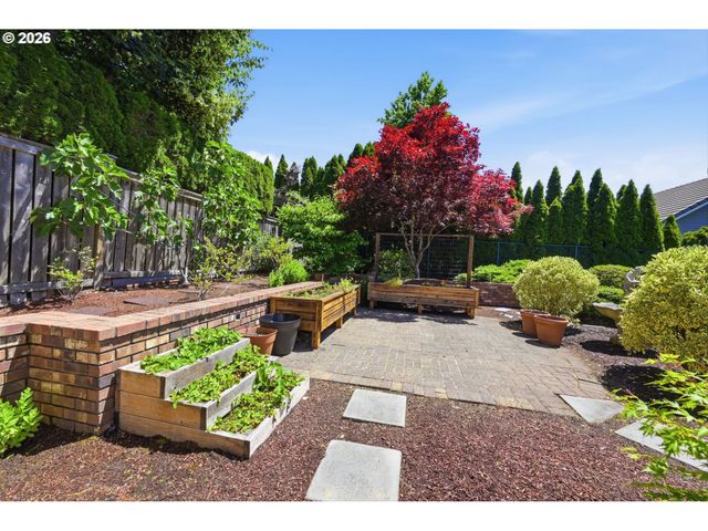 743 CLUB Way, Eugene, OR 97401
