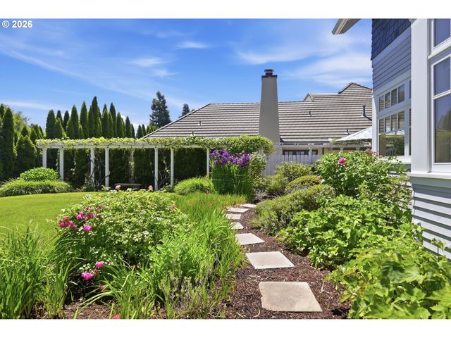 743 CLUB Way, Eugene, OR 97401