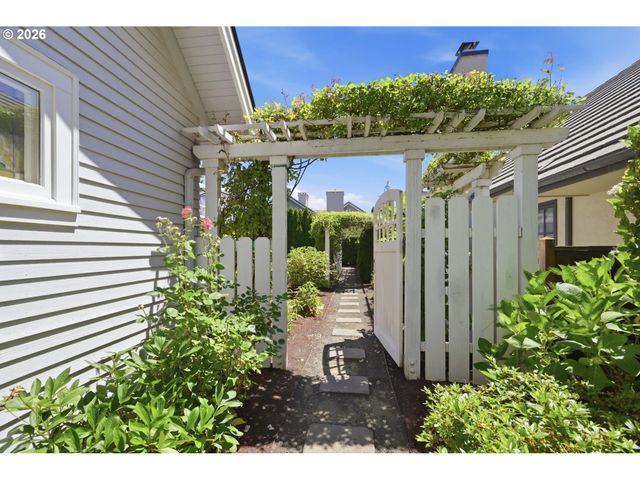 743 CLUB Way, Eugene, OR 97401