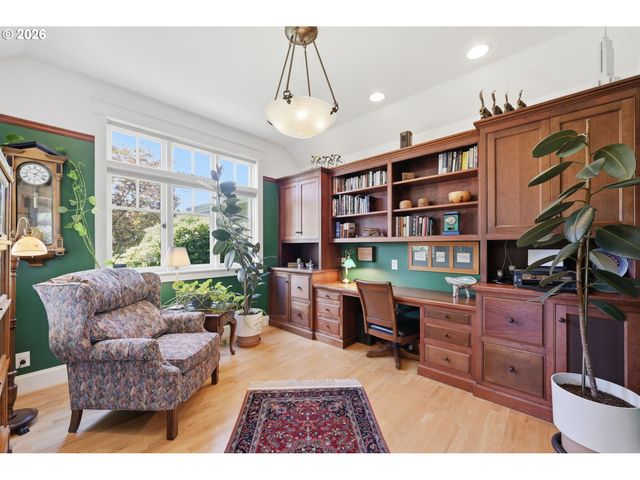 743 CLUB Way, Eugene, OR 97401