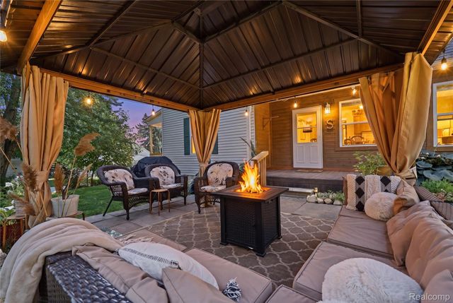 806 S 10th Street, St. Clair, MI 48079